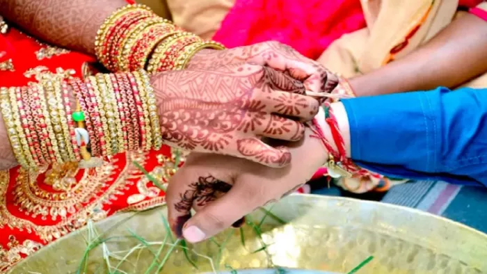 पहली पत्नी के रहते हुए पति करने चला दूसरी शादी।