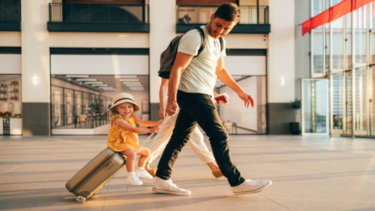 अमेज़न डील्स में 58% का ऑफर, American Tourister Trolley Bags 77cm को करें कंबल के अंदर से एड टू कार्ट