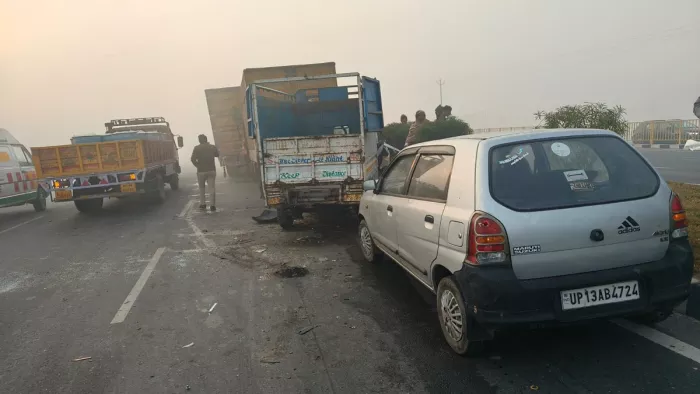 घने के कोहरे के चलते छ गाड़ियां टकराईं। जागरण फोटो