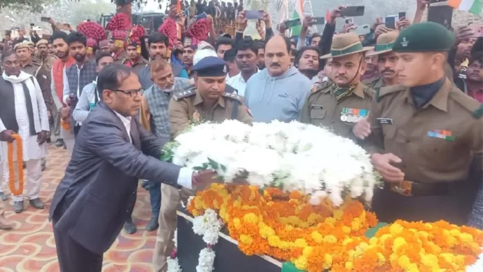 बलिदानी को विदाई देते अधिकारी (फोटो- जागरण)
