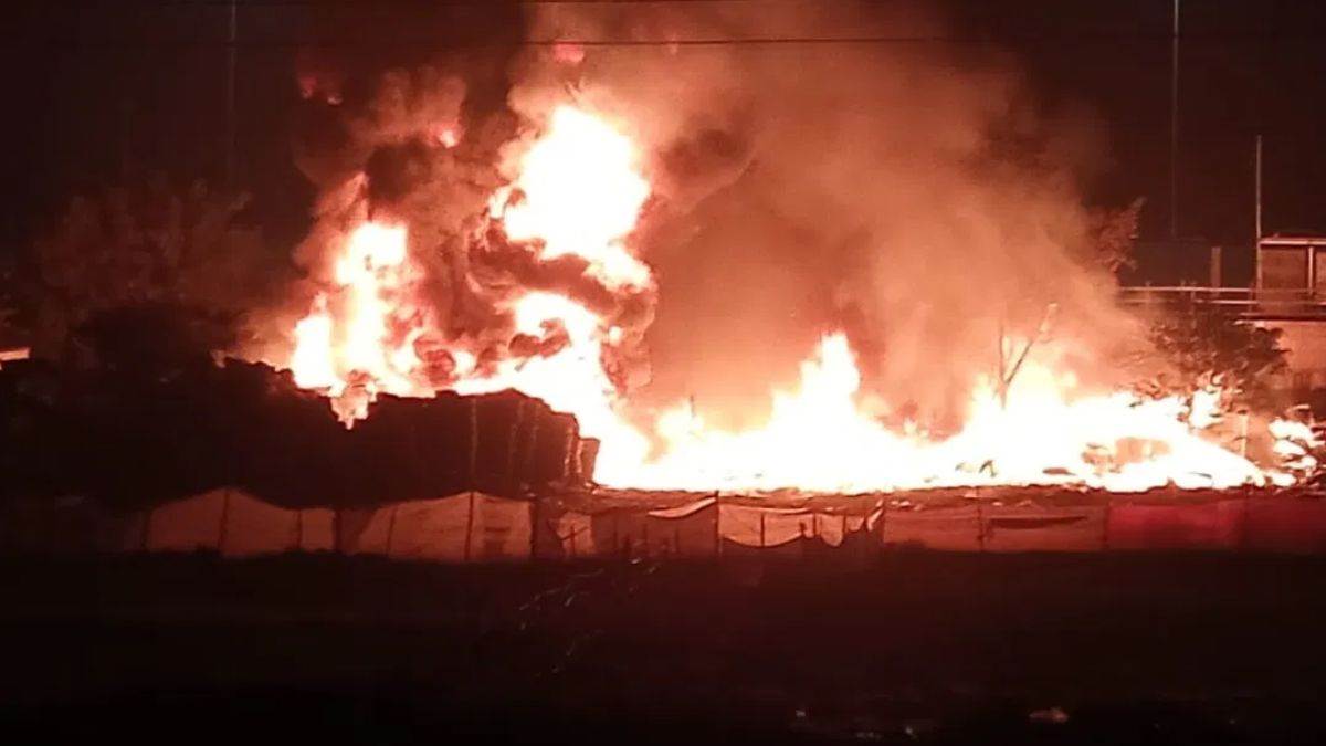 Kathua Fire News: जम्मू के कठुआ में बड़ा हादसा, रिटायर्ड डीएसपी के घर में लगी आग; दम घुटने से 6 लोगों की मौत - Kathua Fire News Fire broke out in a