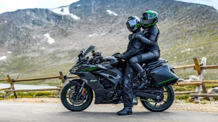 Kawasaki Ninja 1100SX भारत में 13.49 लाख रुपये की कीमत में लॉन्च हुई।