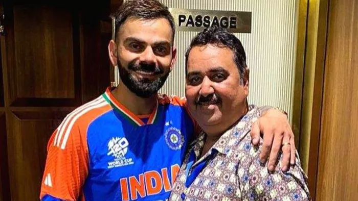 विराट कोहली अपने बचपन के कोच राजकुमार के साथ। फाइल फोटो