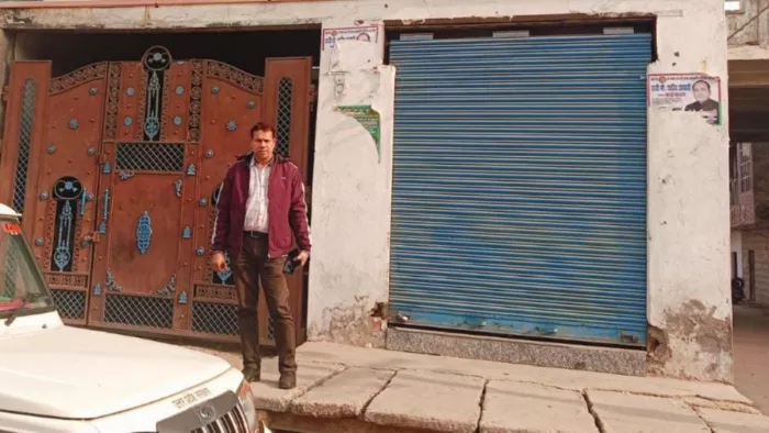सिर पर बाल उगाने की दवा लगाने के मामले में मौके पर जांच करने पहुंचे डाक्टर महेश चंद्रा। सौ विभाग