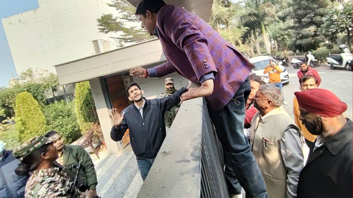 https://www.jagranimages.com/images/newimg/18122024/18_12_2024-meerut_income_tax_raids_new_23850772.jpg