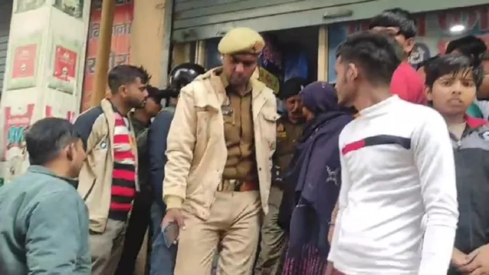 ग्रेटर नोएडा में युवक द्वारा आत्महत्या करने के मामले में जांच करती पुलिस। जागरण फोटो