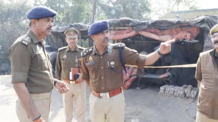 Rampur News: रामपुर में हुए हत्याकांड के दौरान पहुंचे वरिष्ठ पुलिस अधिकारी। फाइल फोटो।