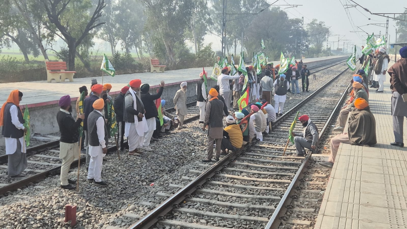 Rail Roko Andolan: पंजाब में आंदोलन से रेल सेवाएं बुरी तरह बाधित ...