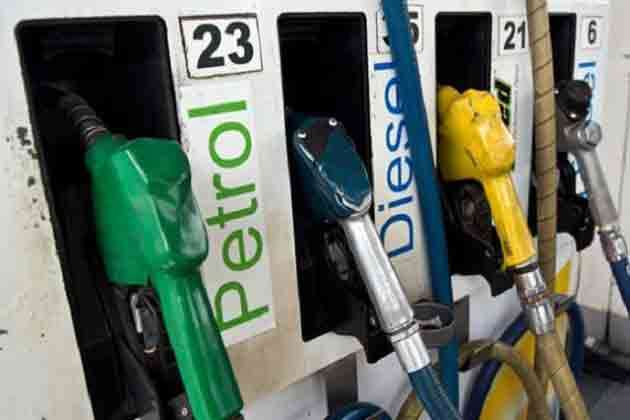 Petrol Diesel Price: लगातार चौथे दिन पेट्रोल-डीजल के दाम में जबरदस्त गिरावट, इतने रह गए भाव