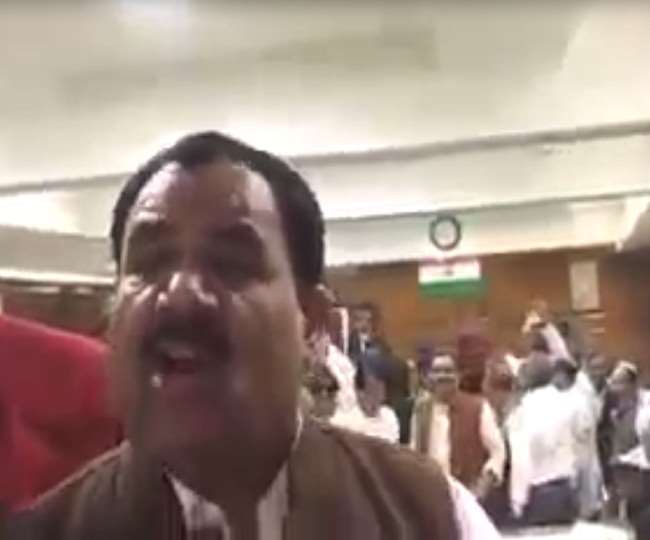 कांग्रेस सरकार से बगावत के दौरान का हरक सिंह रावत का वीडियो वायरल हो रहा है।