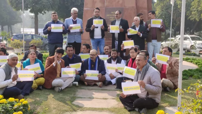 विधानसभा शीतकालीन सत्र के दौरान अपनी मांगों को लेकर एलजी के खिलाफ धरने पर बैठे आप विधायक।