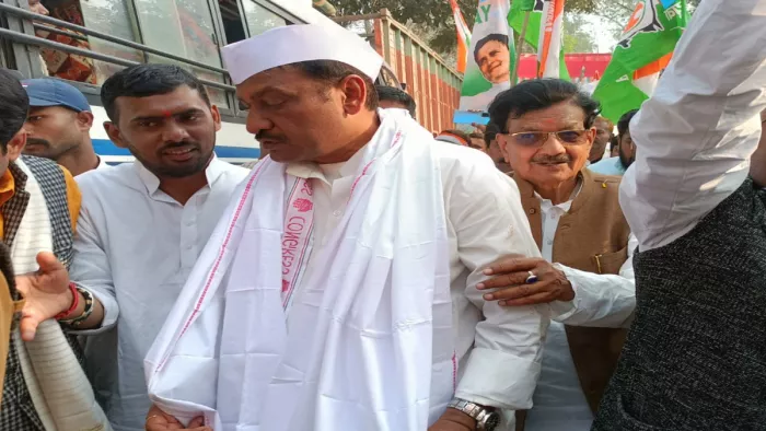 समस्तीपुर के रोसड़ा में कांग्रेस अध्यक्ष डॉक्टर अखिलेश सिंह का यात्रा के दौरान कार्यकर्ताओं ने स्वागत किया।