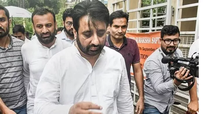 इसके खिलाफ अमानतुल्लाह खान ने हाई कोर्ट में याचिका लगाई थी।