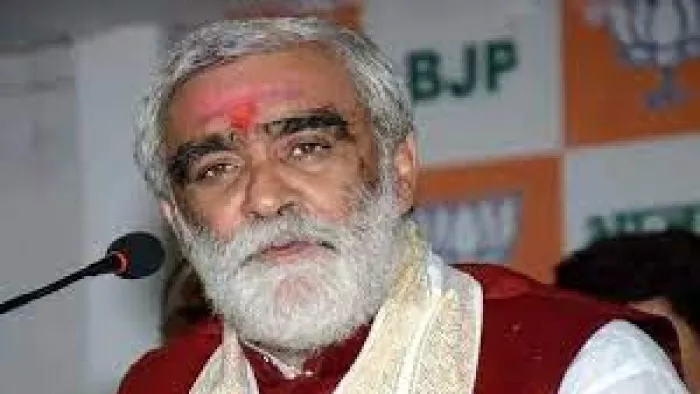 केंद्रीय मंत्री अश्विनी चौबे ने गुरुवार को गांधी मैदान स्थित जेपी प्रतिमा के नीचे एक दिवसीय धरना दिया।