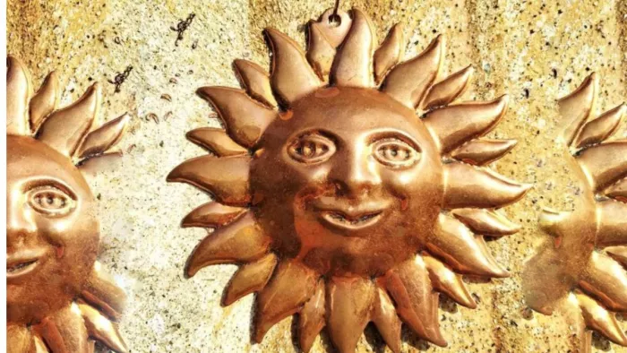 Copper sun in Vastu Shastra: तांबे का सूर्य पूरे घर के लिए खुशहाली और समृद्धि का प्रतीक होता है।