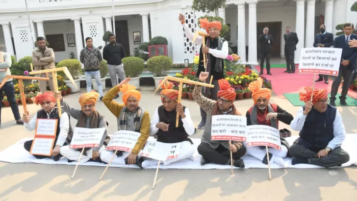 किसानों को कम मुआवजा देने का तूल पकड़ा मामला