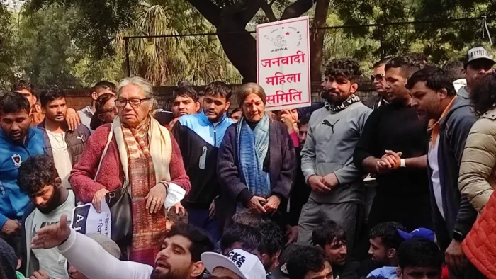 जंतर-मंतर पर पहलवानों ने वृंदा करात को मंच से नीचे उतारा
