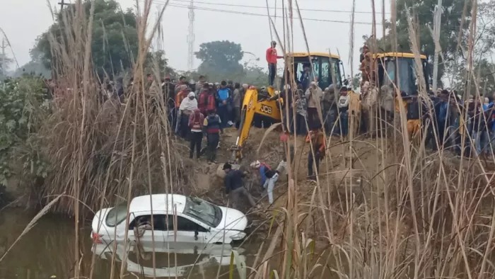 Hapur Accident: हापुड़ में अनियंत्रित कार तालाब में गिरी, हादसे में 4 लोगों की मौत