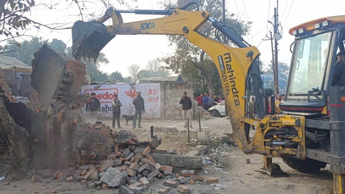 Encroachment : रामपुर में नेशनल हाईवे पर चला पालिका का बुलडोजर, अवैध कब्जे  किए ध्वस्त - Encroahment Municipality bulldozer on National Highway in  Rampur illegal encroachment demolished