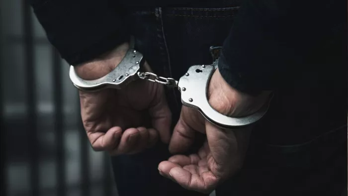 गुरुग्राम में नामी कंपनी के नाम पर डुप्लीकेट कपड़े बेचते पकड़ा गया शख्स।