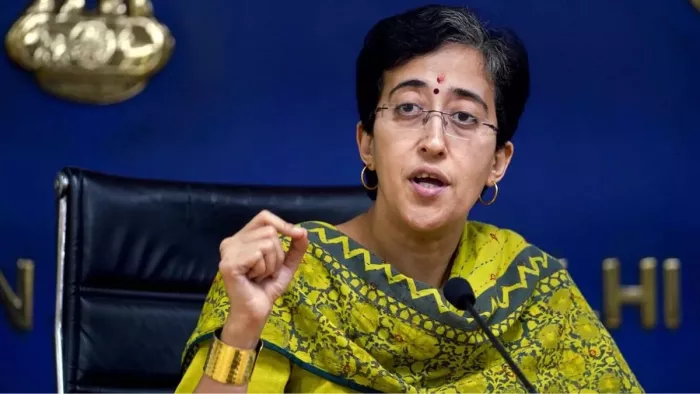 दिल्ली में दुकानों की सीलिंग को लेकर आतिशी का BJP पर हमला।