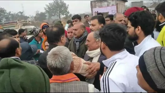 गांव में वर्चस्व की लड़ाई की राजनीति में फंसे सांसद महेश शर्मा