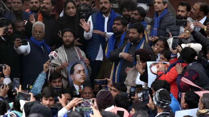दिल्ली विश्वविद्यालय पहुंचे भीम आर्मी चीफ को हिरासत में लिया
