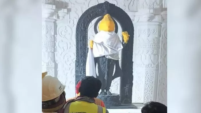 राम मंदिर के गर्भगृह में रखी गई रामलला की मूर्ति