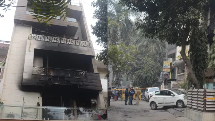 पीतमपुरा में आगजनी की घटना में मकान मालिक की लापरवाही से गई छह जानें।