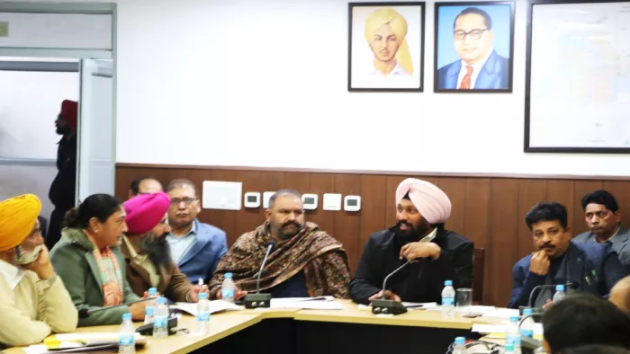समीक्षा बैठक में मंत्री बलकार सिंह ने दिए अधिकारियों को दिए खास निर्देश।