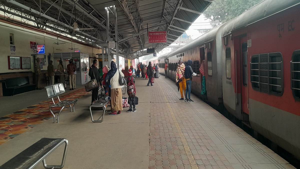 https://www.jagranimages.com/images/newimg/19012024/19_01_2024-sultanpur_ayodhya_train_23633499.jpg