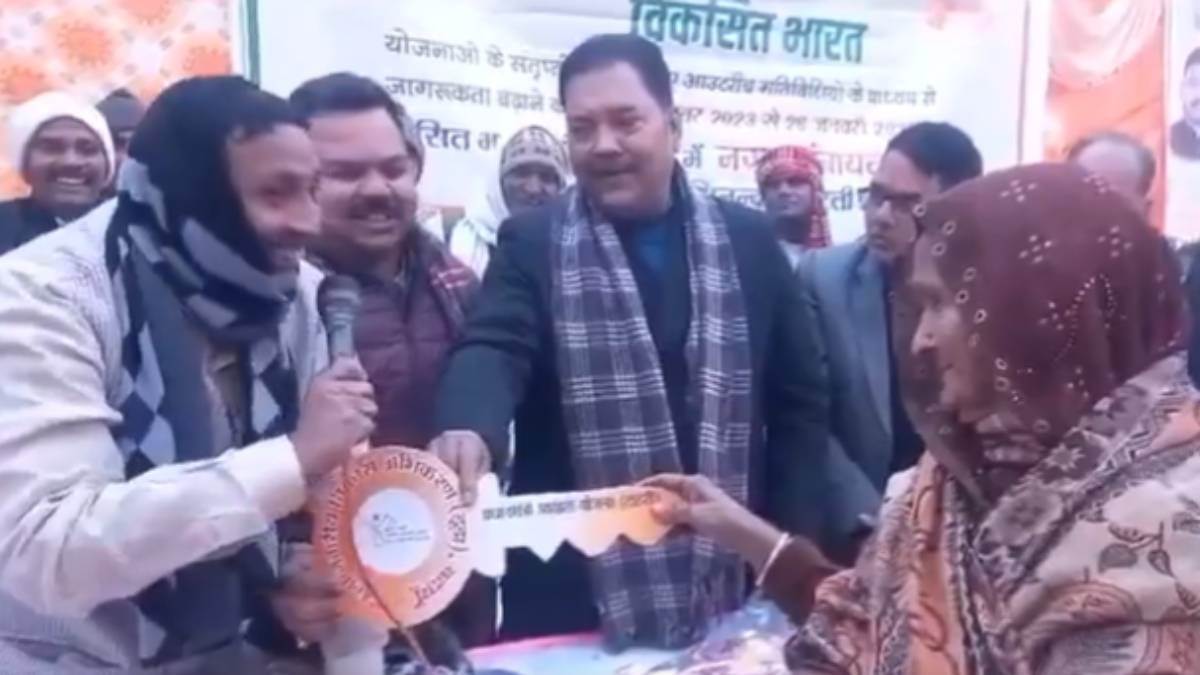 in the vikas bharat sankalp yatra a woman revealed to the mp mla that she took rs 30000 in name of housing video viral