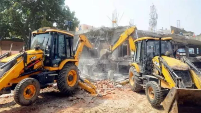 3 बुलडोजर ने 38 दुकानों को किया जमींदोज