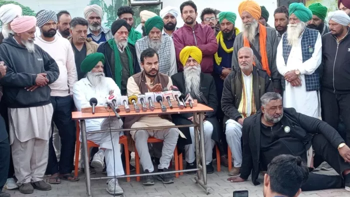 खनौरी बार्डर पर पत्रकारों से बातचीत करते किसान नेता काका सिंह कोटड़ा।