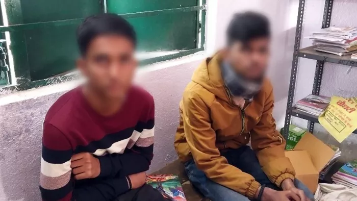 पकड़े गए दोनों फर्जी परीक्षार्थी। (फोटो जागरण)