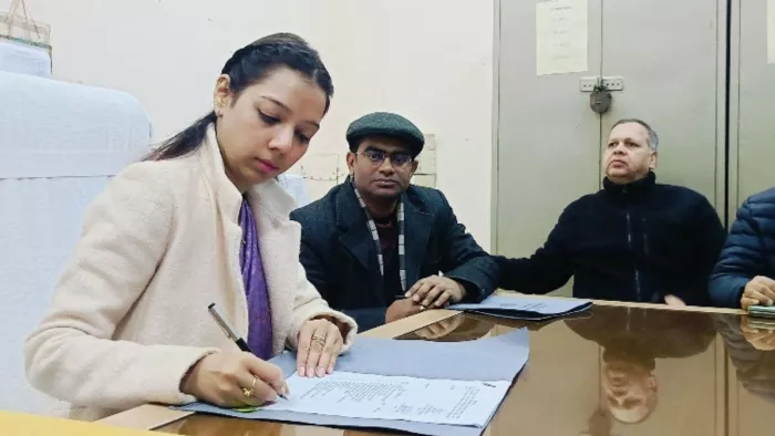 IAS Asmita Lal: बागपत में 31वें डीएम के रूप में कार्यभार ग्रहण करने के दौरान डीएम अस्मिता लाल।