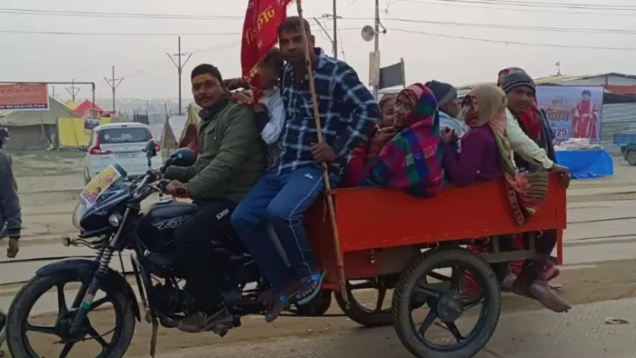बाइक से टमटम बनाकर प्रयागराज महाकुंभ पहुंचा वृंदावन का परिवार।