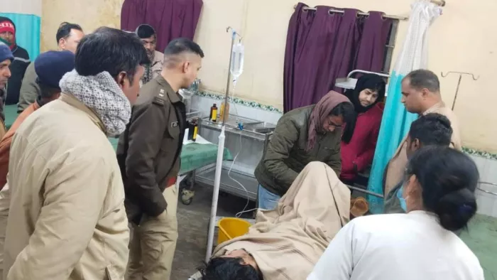 जख्मी आरोपित से पूछताछ करते पुलिस अधीक्षक अवधेश दीक्षित