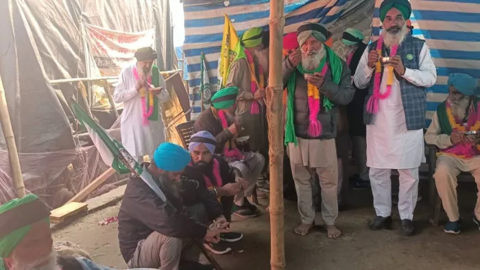 खनौरी बॉर्डर पर मरणव्रत खत्म करने के बाद चाय पीते किसान