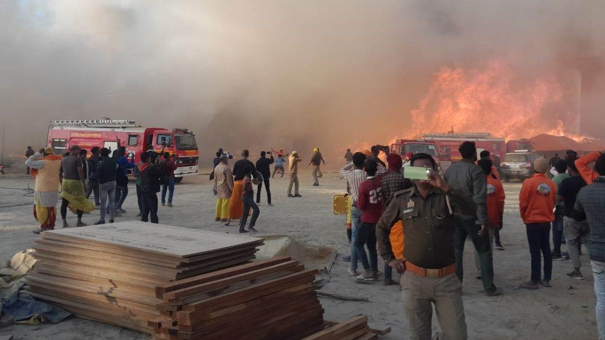 महाकुंभ मेला क्षेत्र में लगी भीषण आग, कई दमकल की गाड़ियां मौके पर - fire caught in tent maha kumbh mela 2025 sector 19 in prayagraj