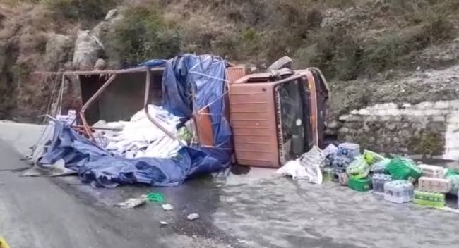 चम्बा में भयंकर हादसा: जंगली जानवर को बचाते हुए राशन व कोल्ड ड्रिंक्स से भरा ट्रक पलटा चम्बा में भयंकर हादसा: जंगली जानवर को बचाते हुए राशन व कोल्ड ड्रिंक्स से भरा ट्रक पलटा