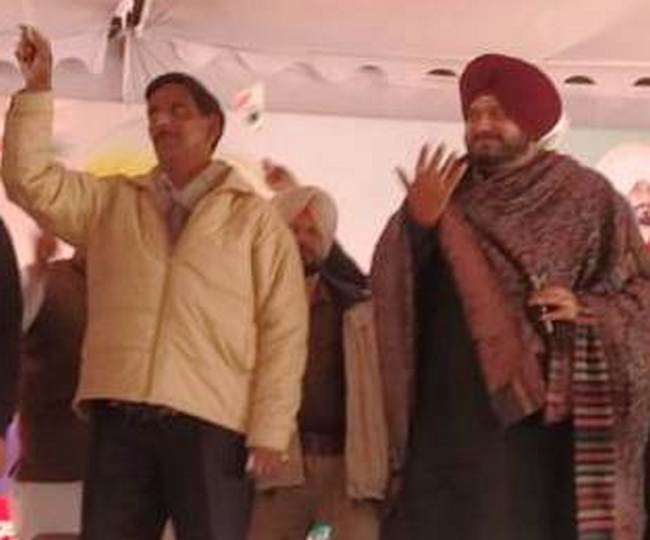 https://www.jagranimages.com/images/newimg/19022022/19_02_2022-sidhu_with_mustafa_22479628.jpg