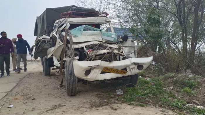 पिकअप ने मारी बस को टक्कर चार की मौत, 16 घायल