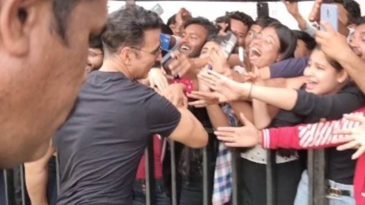 akshay kumar took an entry in film selfiee promotion on paraglider fan jumps barricade to meet him watch viral video