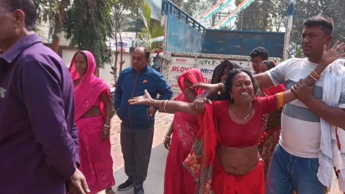 थाना पर रोती बिलखती मृतका की मां और उसे सहारा देता भाई। जागरण