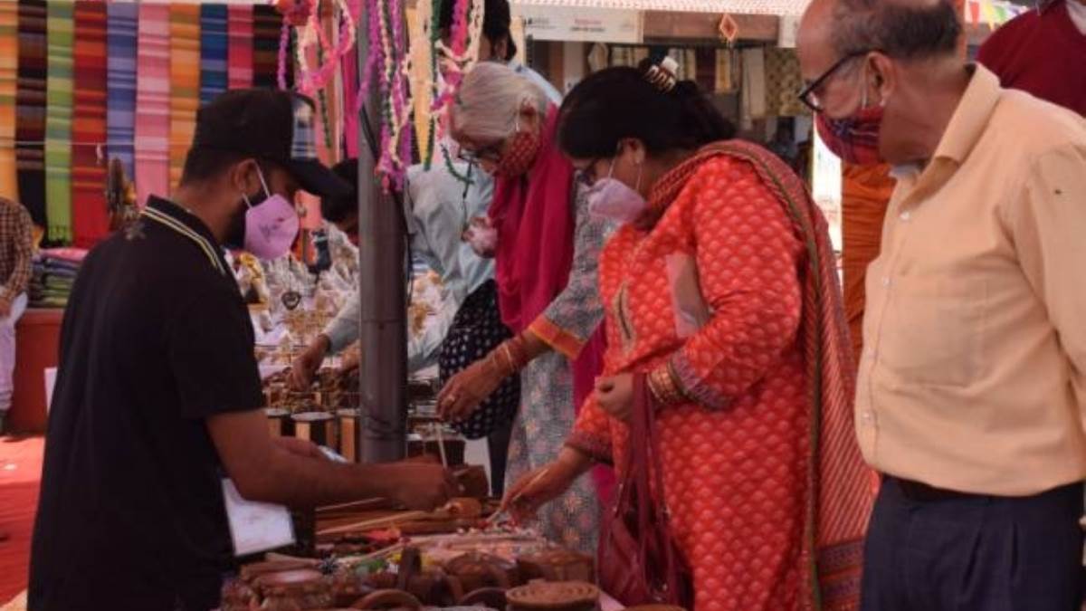 https://www.jagranimages.com/images/newimg/19022023/19_02_2023-saras_mela_23334113.jpg