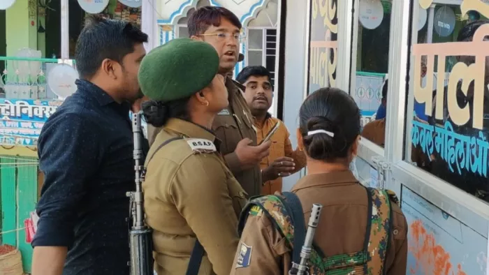 Bihar Crime News: घटनास्थल पर जांच करती पुलिस।