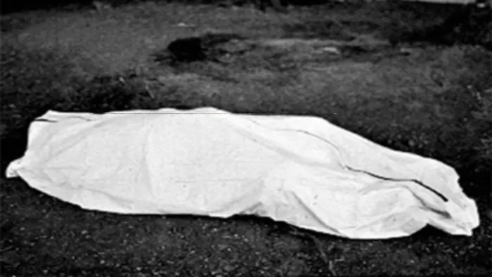 कलयुगी बेटे ने मां की मौत के बाद गड्ढे में फेंका शव। (प्रतीकात्मक तस्वीर)