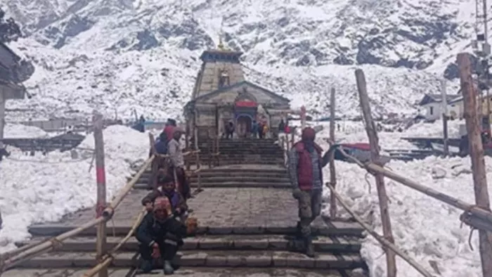 Chardham Yatra : चारधाम में भारी हिमपात, मैदानी क्षेत्रों में हल्की बौछार से बढ़ी ठंड