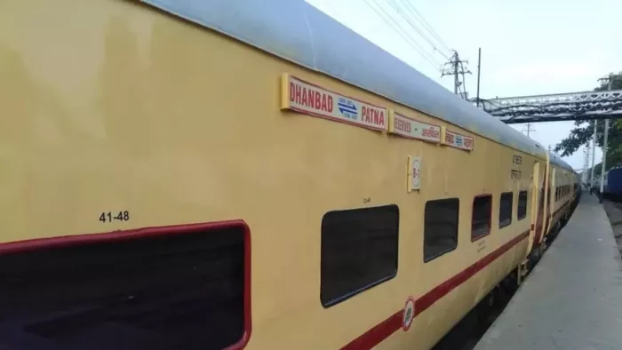 धनबाद से पटना और पटना से धनबाद के बीच चलने वाली गंगा-दामोदर एक्सप्रेस।